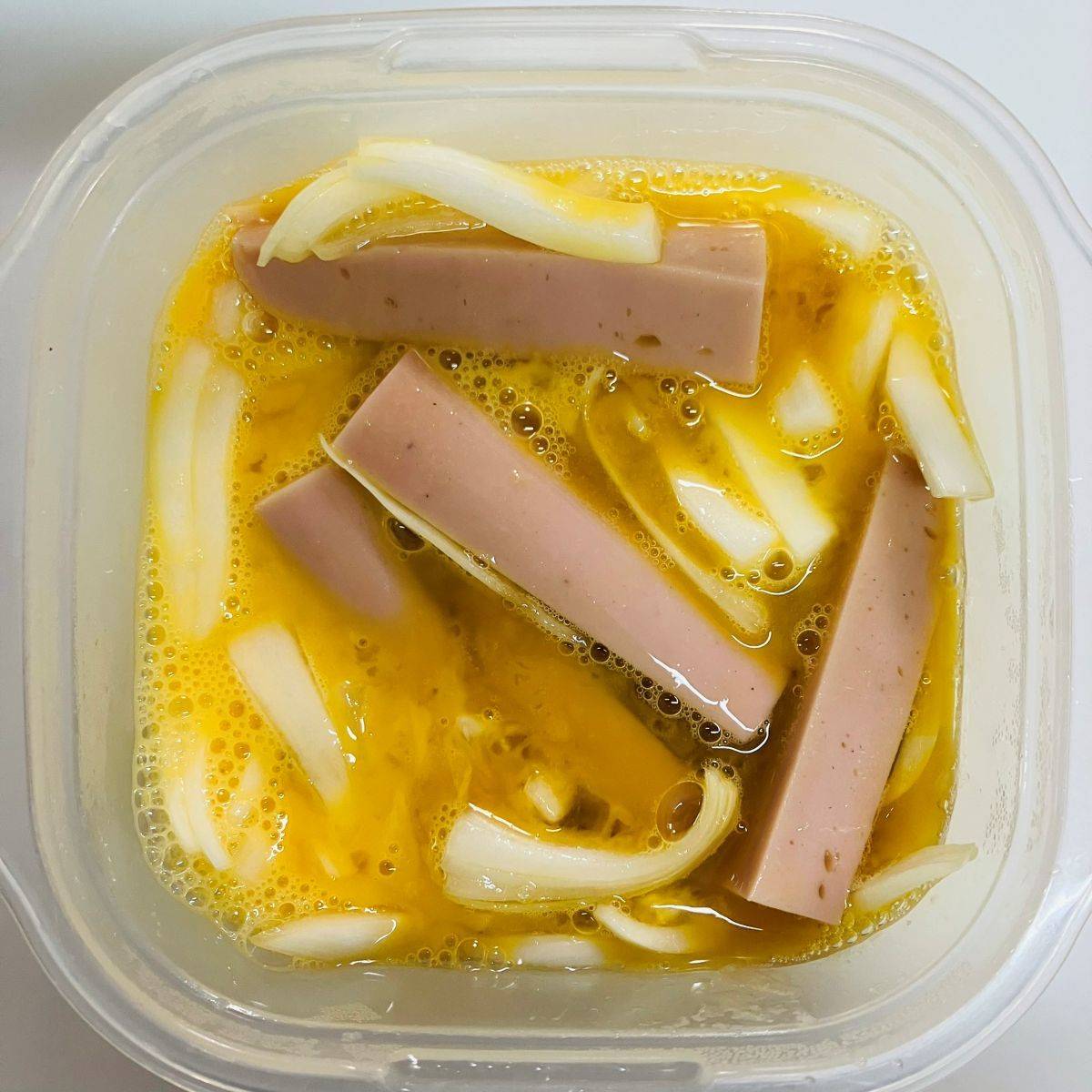 ニッスイ公式の「ソーセージのレンチン親子丼」のレシピ