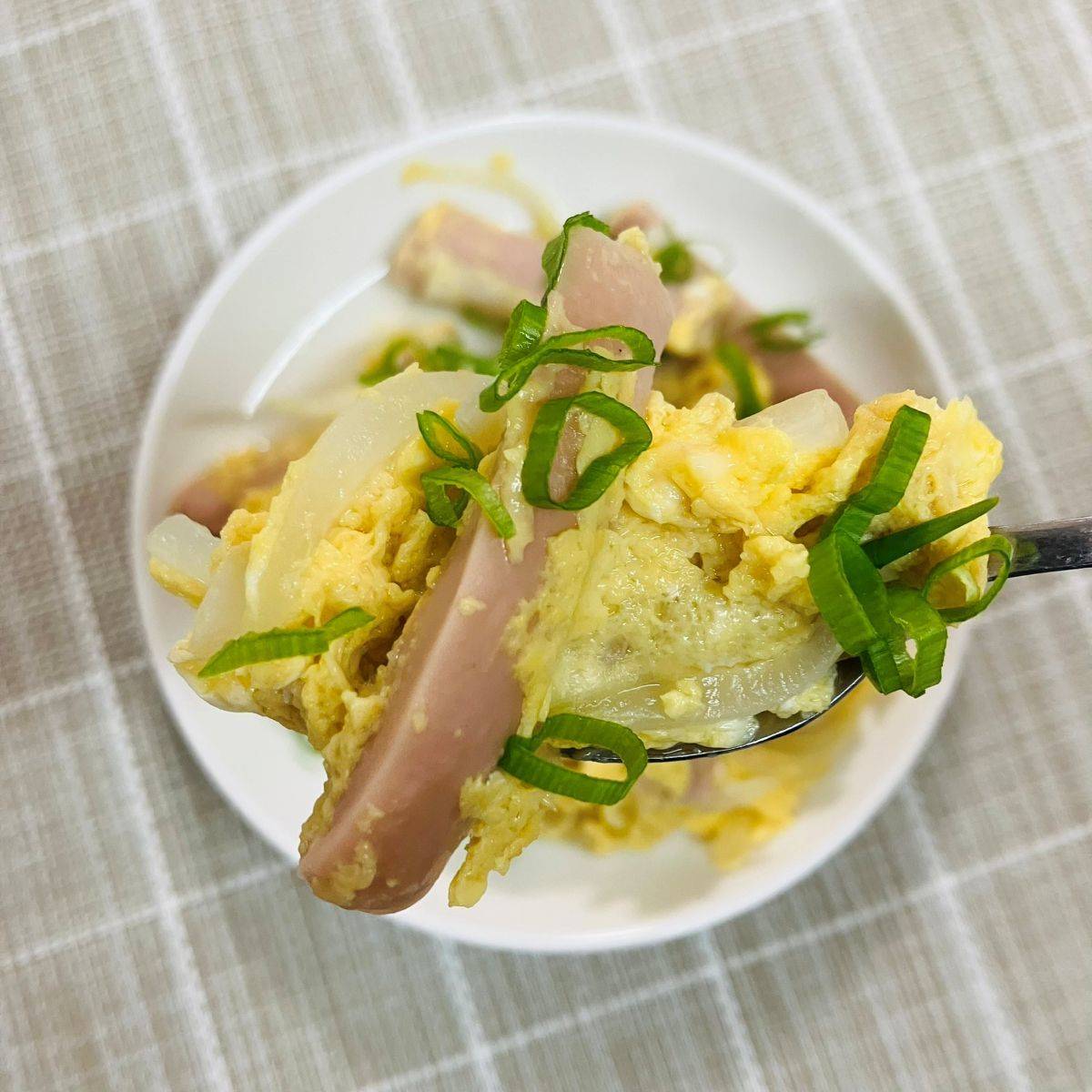 ニッスイ公式の「ソーセージのレンチン親子丼」のレシピ