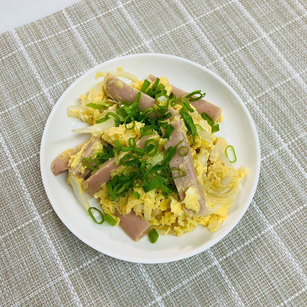 ニッスイ公式の「ソーセージのレンチン親子丼」のレシピ