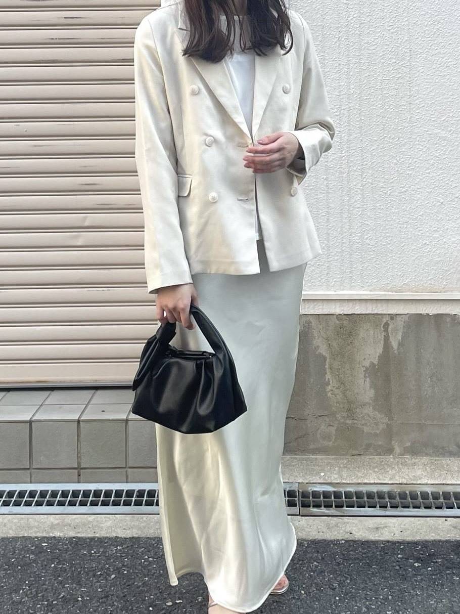 アイボリーサテンスカート×サテンジャケットのセットアップ