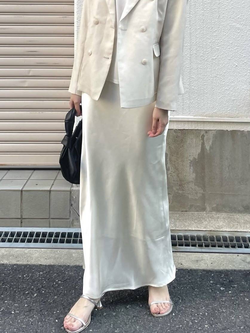 アイボリーサテンスカート×サテンジャケットのセットアップ