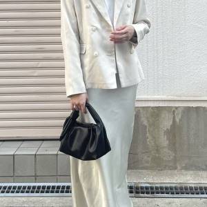 ワントーンで一気に大人っぽく♪着回し上手になる「サテンスカート×ジャケット」セットアップ