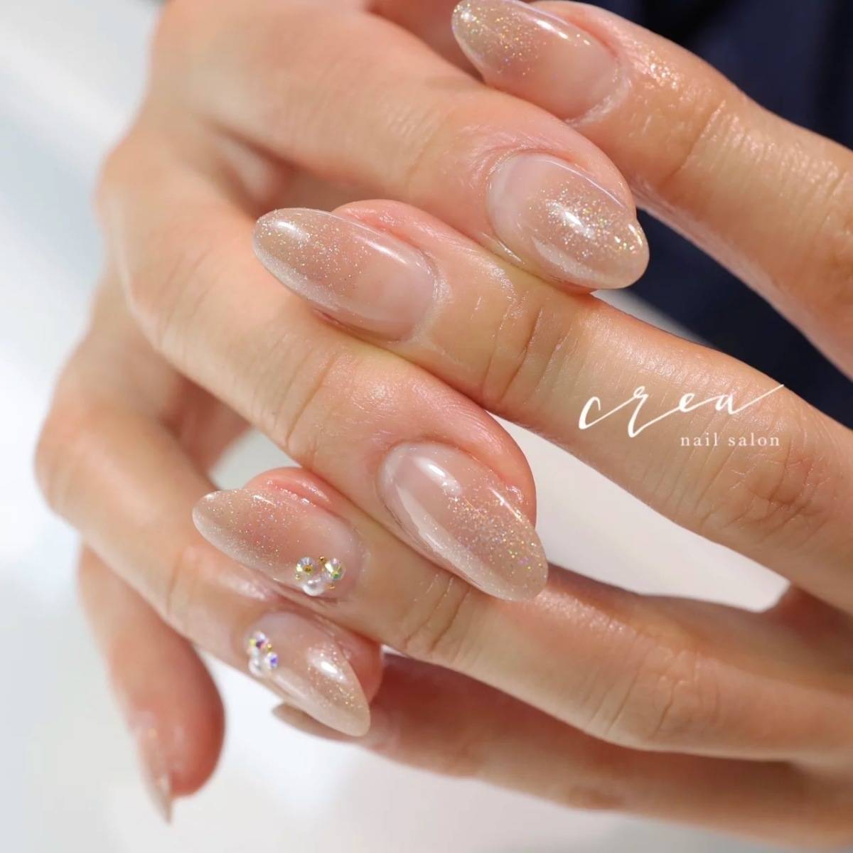 ベージュとラメのグラデーションネイル