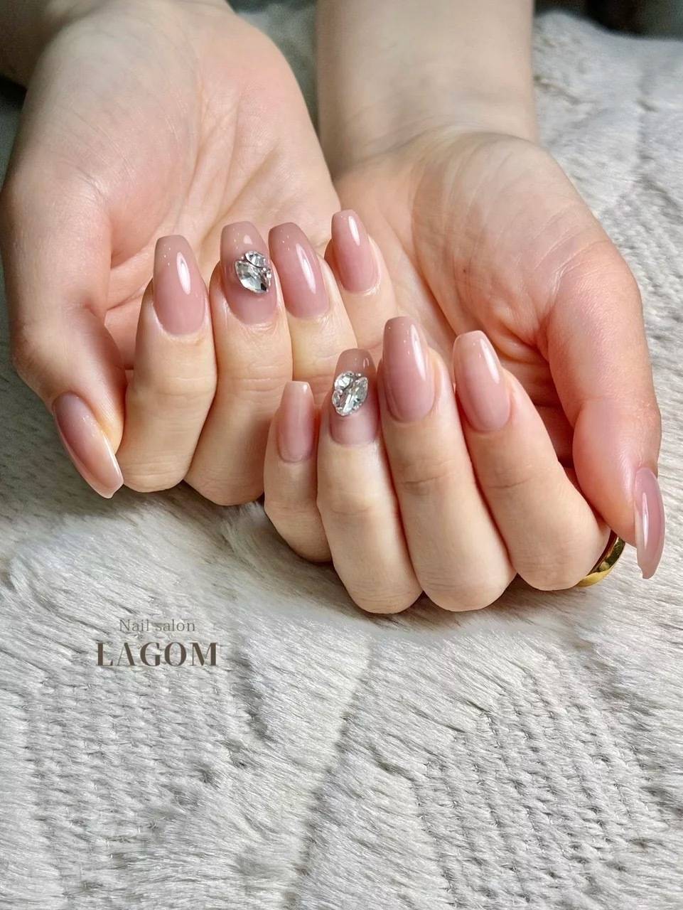 ピンクのワンカラーとビジューのネイル