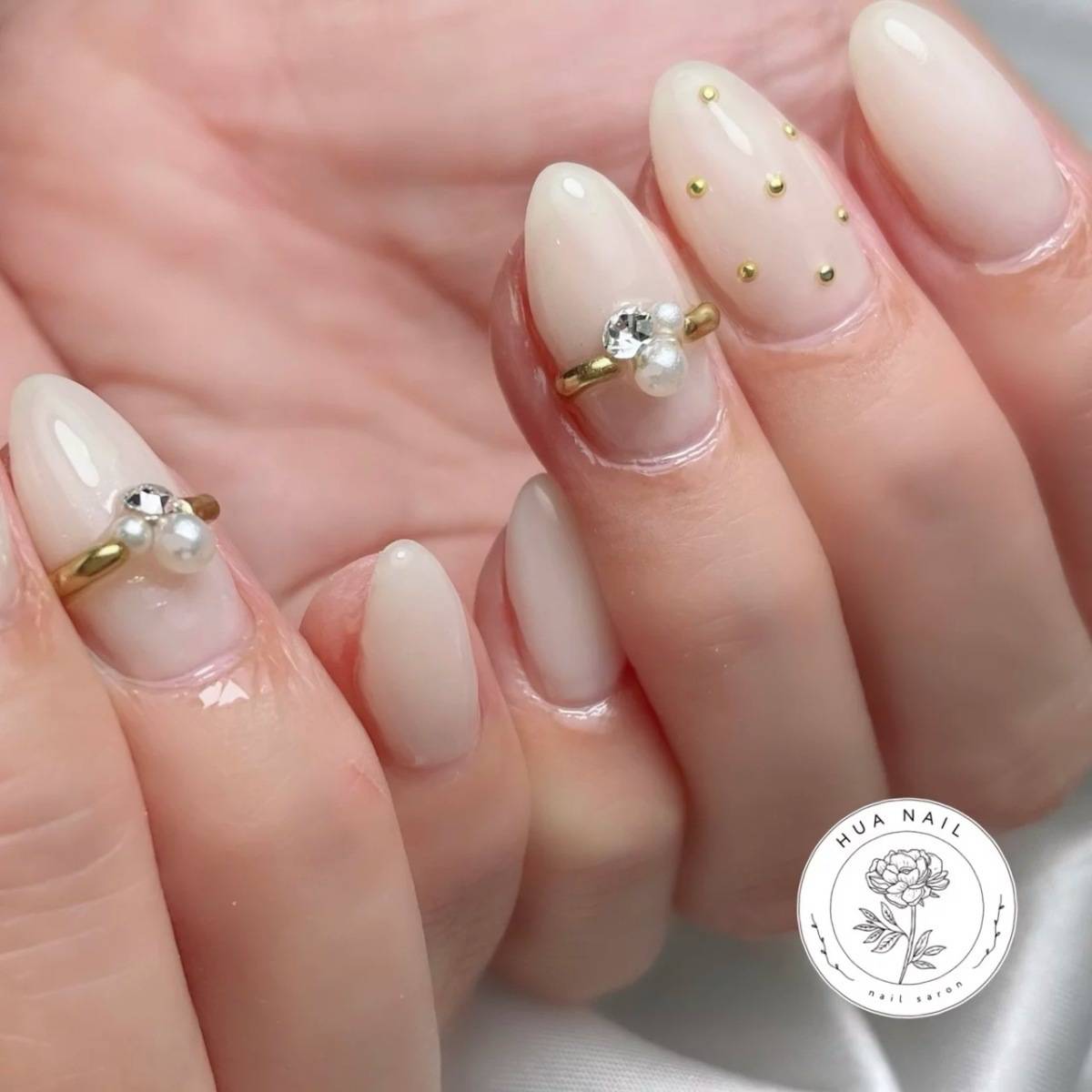 シアーホワイトとリングのネイルデザイン