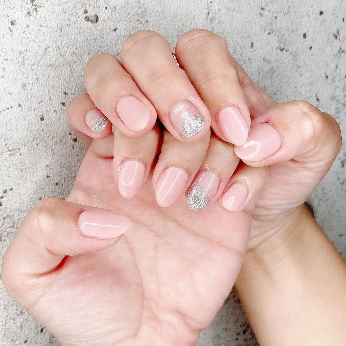 ちゅるんとしたピンク×ラメグラデネイル