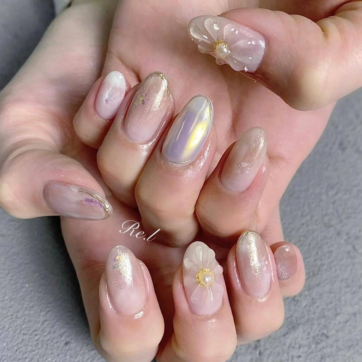 春らしいぷっくりフラワーネイル