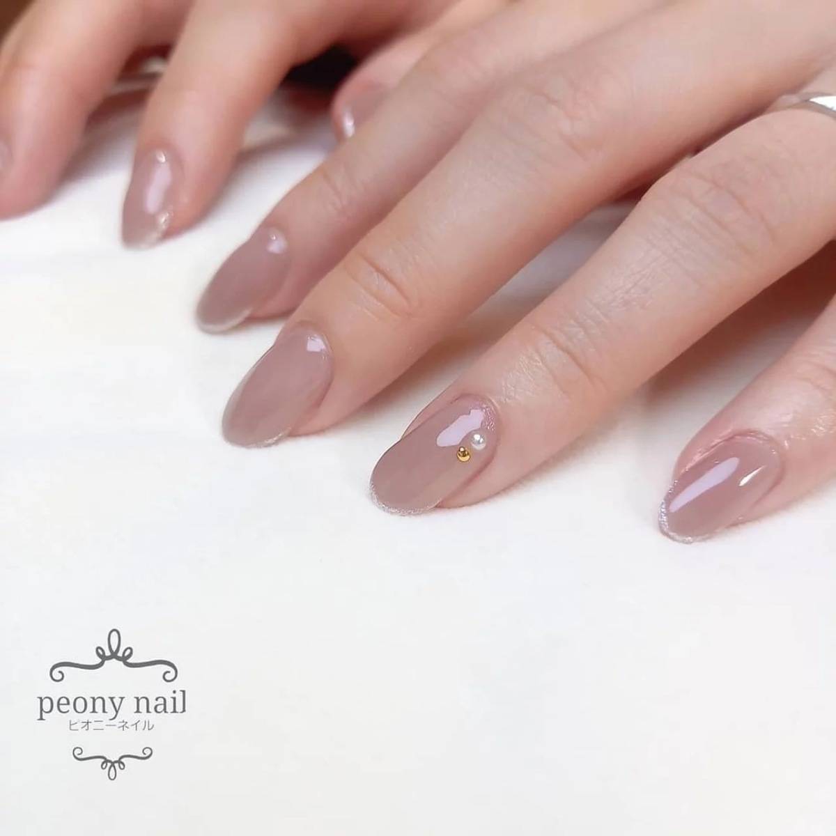 ベージュにスキニーフレンチを入れたネイルデザイン