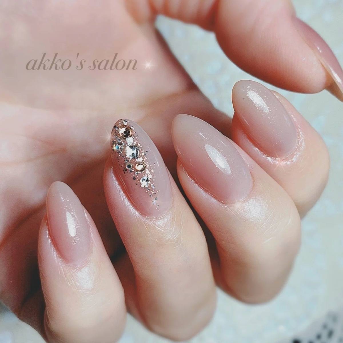 グレージュとストーンのネイルデザイン
