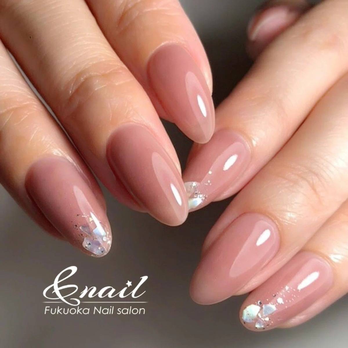 ピンクネイルにシェルを乗せたデザイン