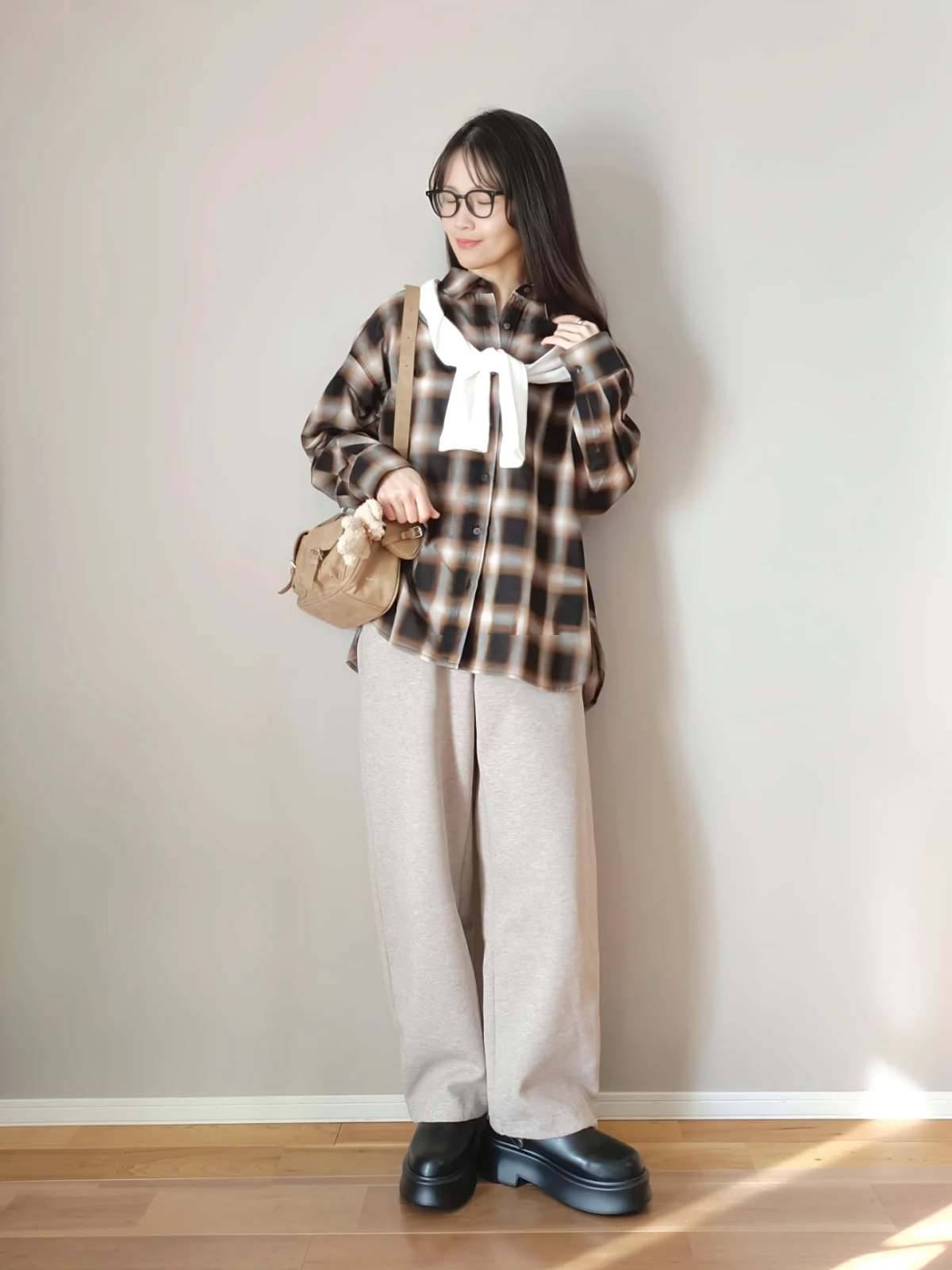 チェック柄シャツの上に肩掛けする♡