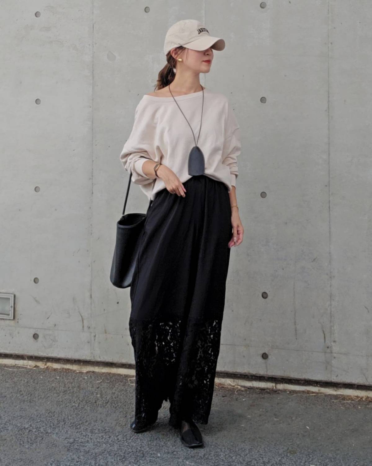 ワンショルスウェットで程よく肌見せをする♡