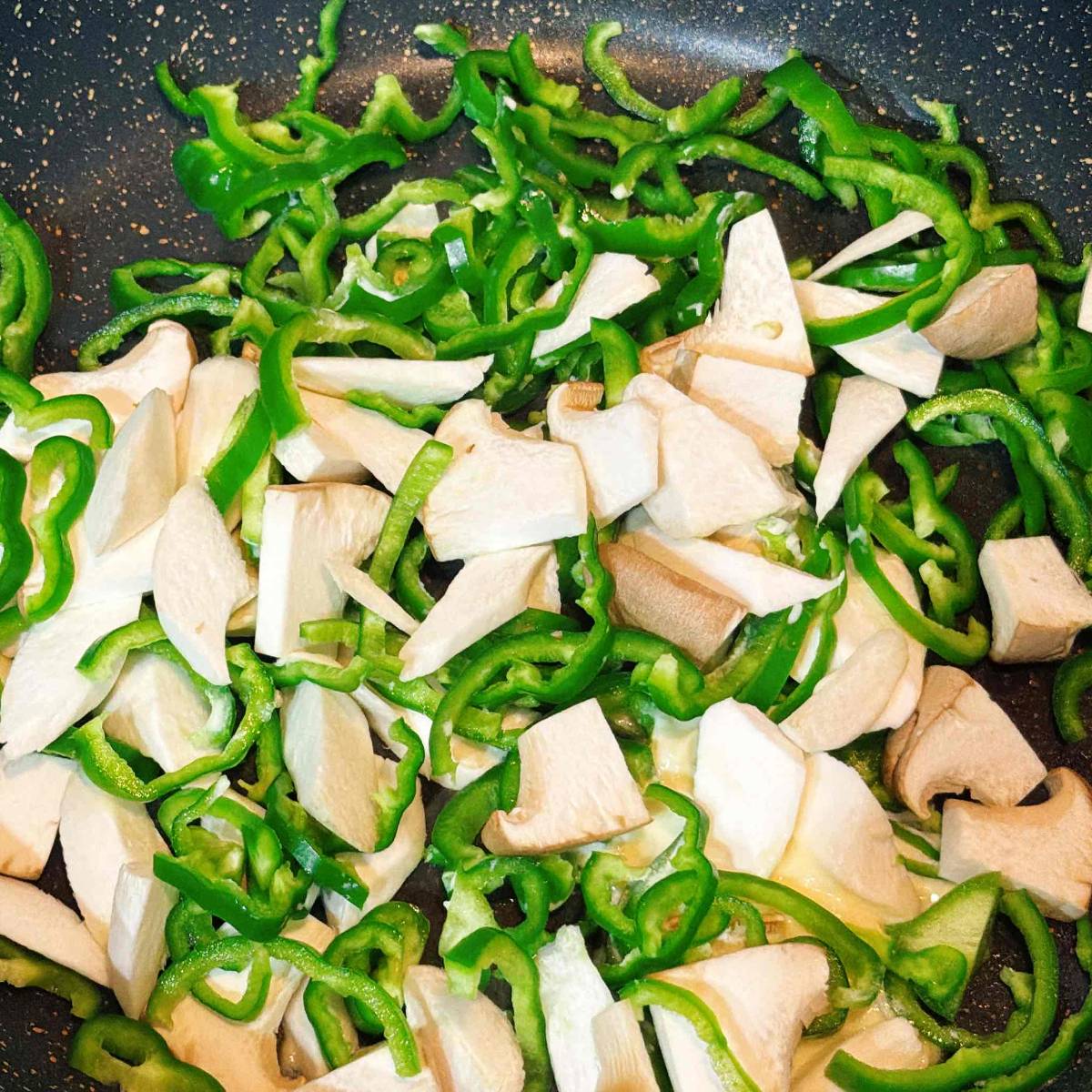 JAグループ公式の「エリンギとピーマンのケチャップ＆マヨガーリック炒め」のレシピ