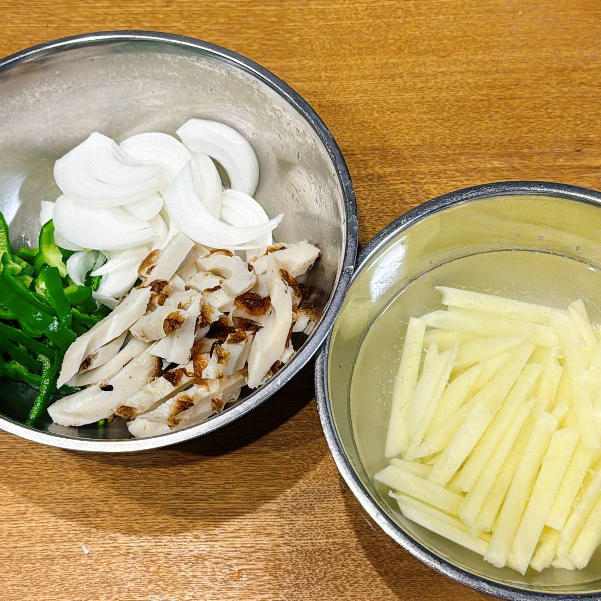 紀文公式の「焼ちくわとじゃがいものカレー炒め」のレシピ