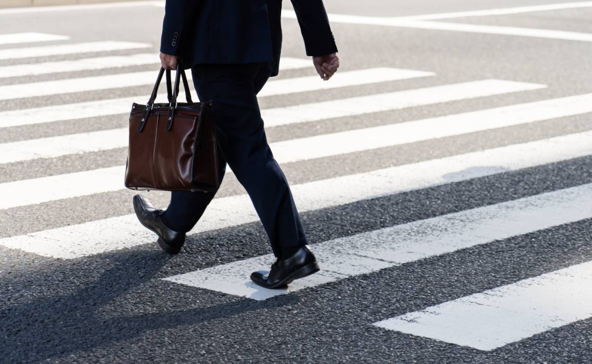 横断歩道を渡る人
