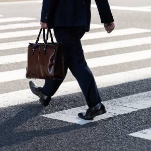  横断歩道を渡る人 