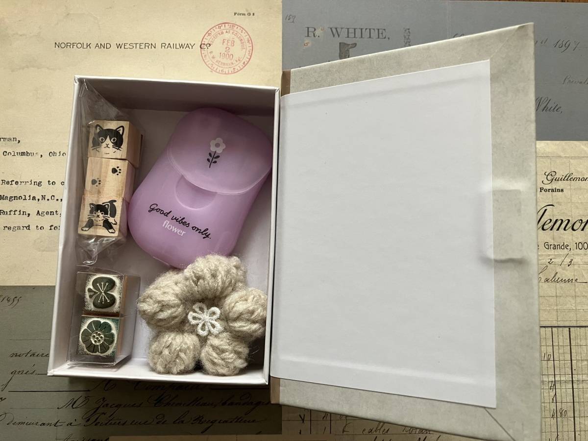 セリアのブック型ボックスS シャビーシックインテリア