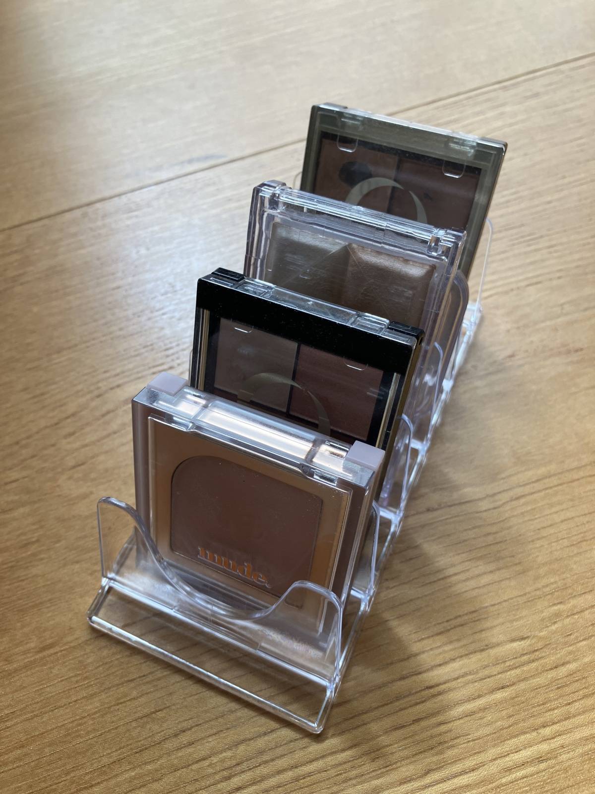 セリアのコスメパレットスタンド