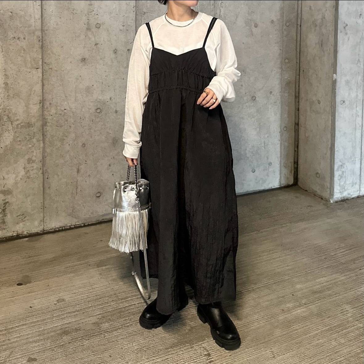 素材感を生かしたモノトーンコーデ