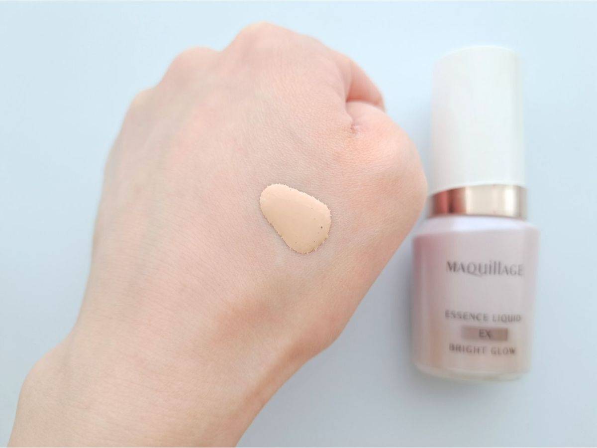 マキアージュ エッセンスリキッド EX ブライトグロウ コーラルピンク15の手元スウォッチ