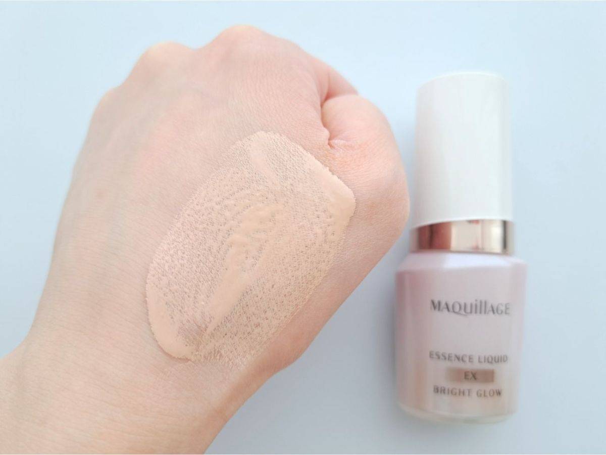 マキアージュ エッセンスリキッド EX ブライトグロウ コーラルピンク15の手元スウォッチ