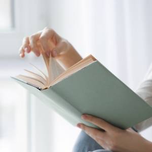 【占い師が語る】集中力がスゴい。「文学の才能がある人」が多い誕生日5つ