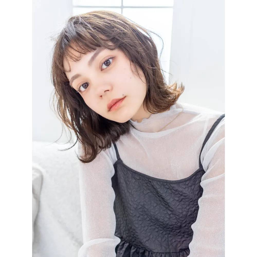 オン眉のウェーブボブ