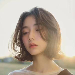  センターパートのボブルフヘア 