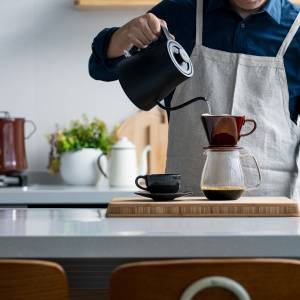  コーヒーを淹れる人 