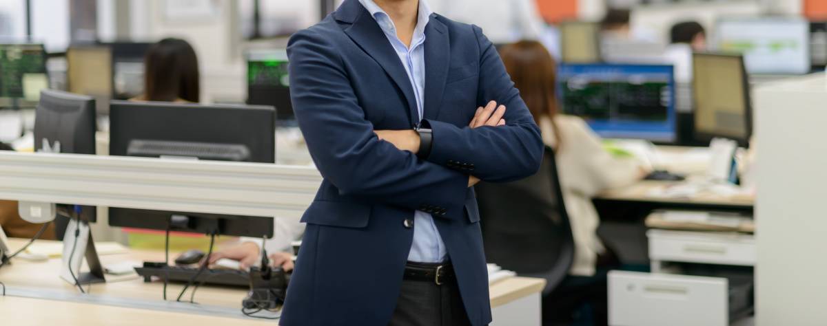 腕組みをする人