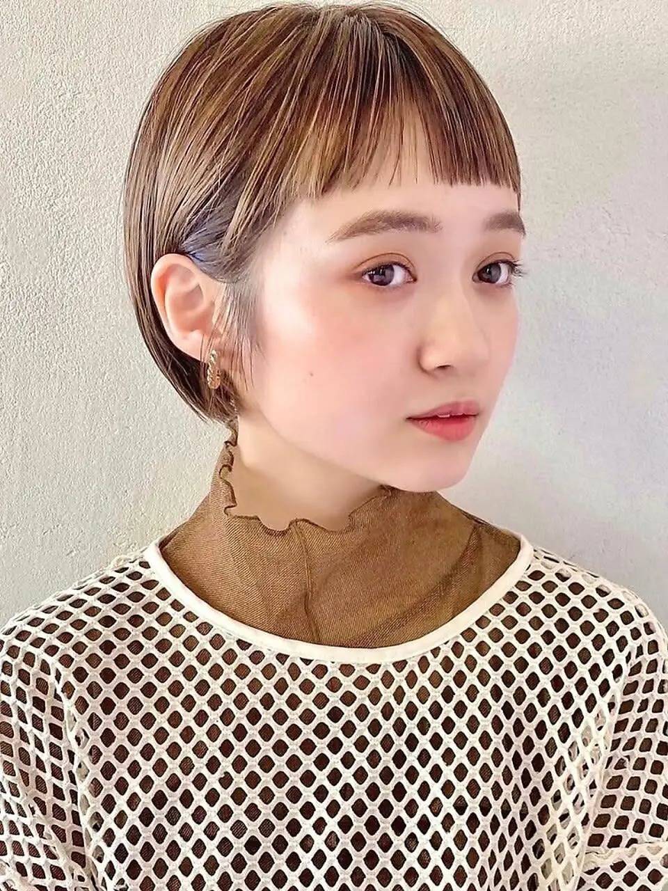 オン眉ぱっつんショート