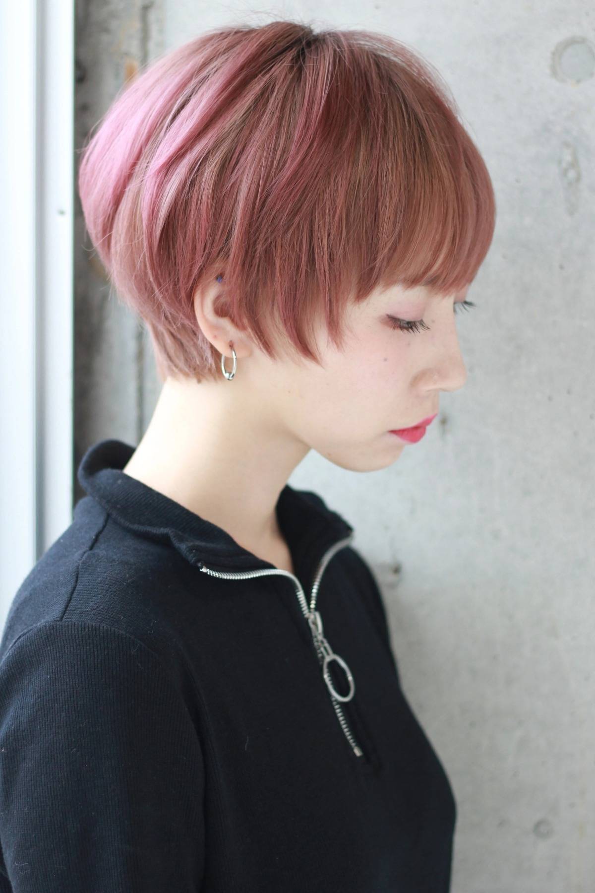 個性派カラーのマッシュショート