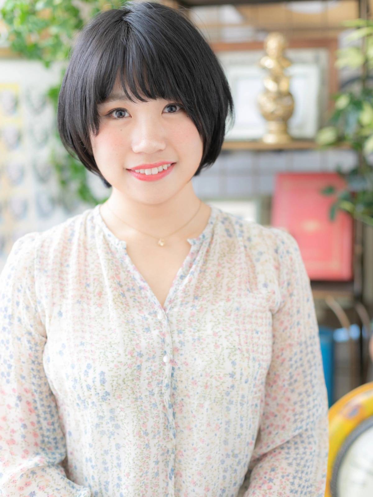 黒髪の重ためショート