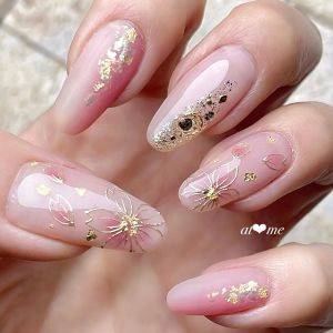  悪目立ちしないネイル 