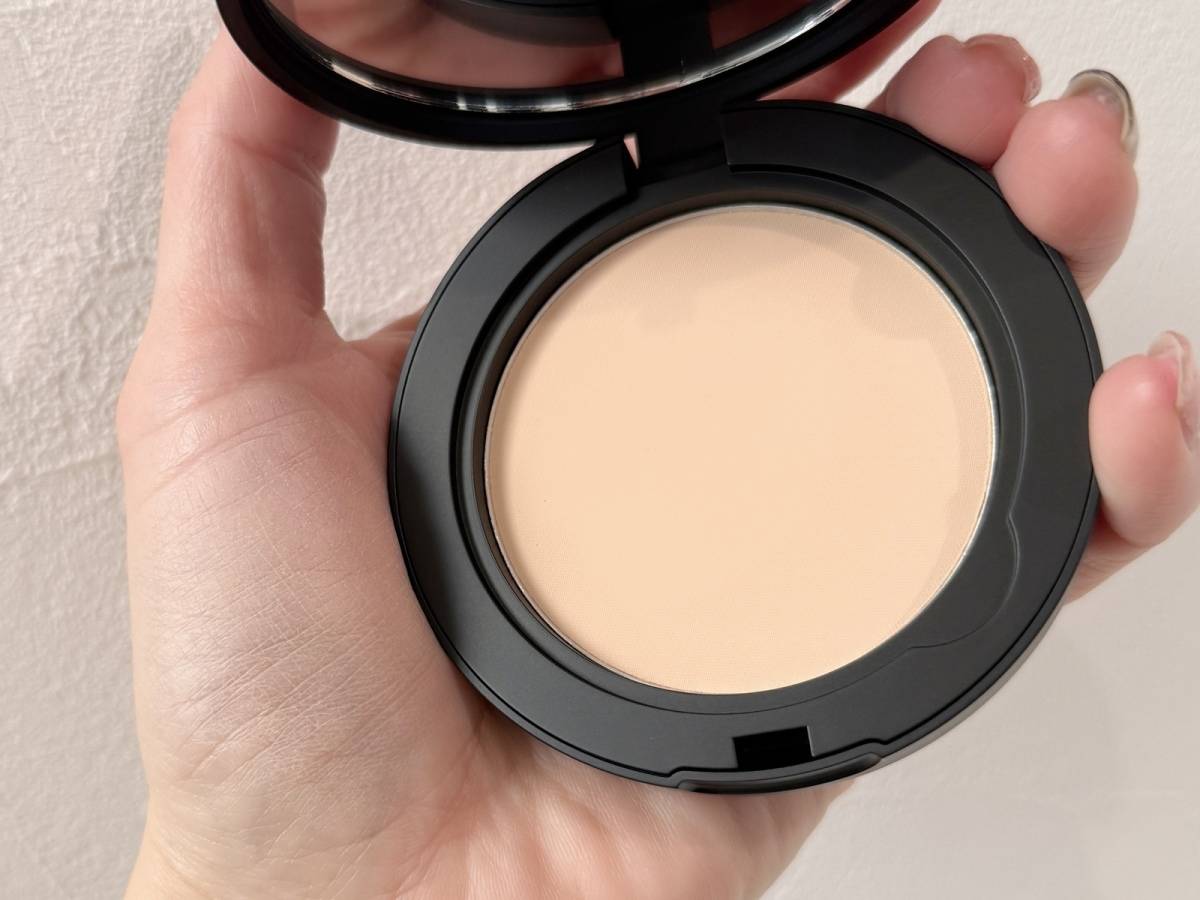 カラーステイ ロングウェア UV プレスト パウダー　バフスウォッチ