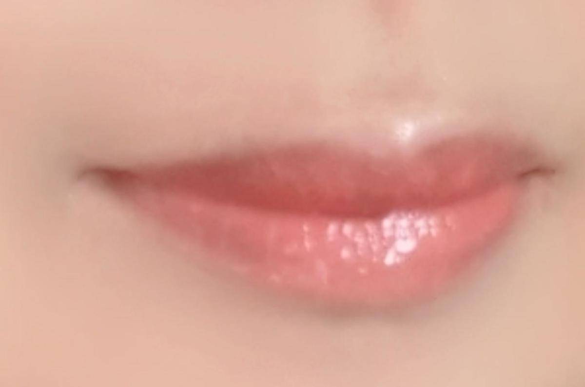 メンソレータムリップフォンデュロゼピンクをのせた唇
