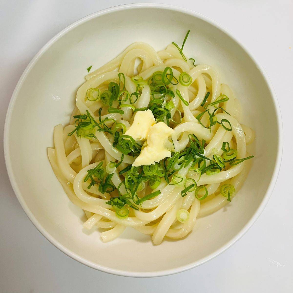 テーブルマーク公式の「めんつゆバターうどん」のレシピ