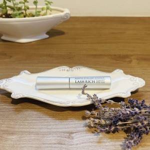 まつ毛にハリとコシを仕込む。生え際に塗るだけ「ラッシュリッチ アイラッシュセラム」