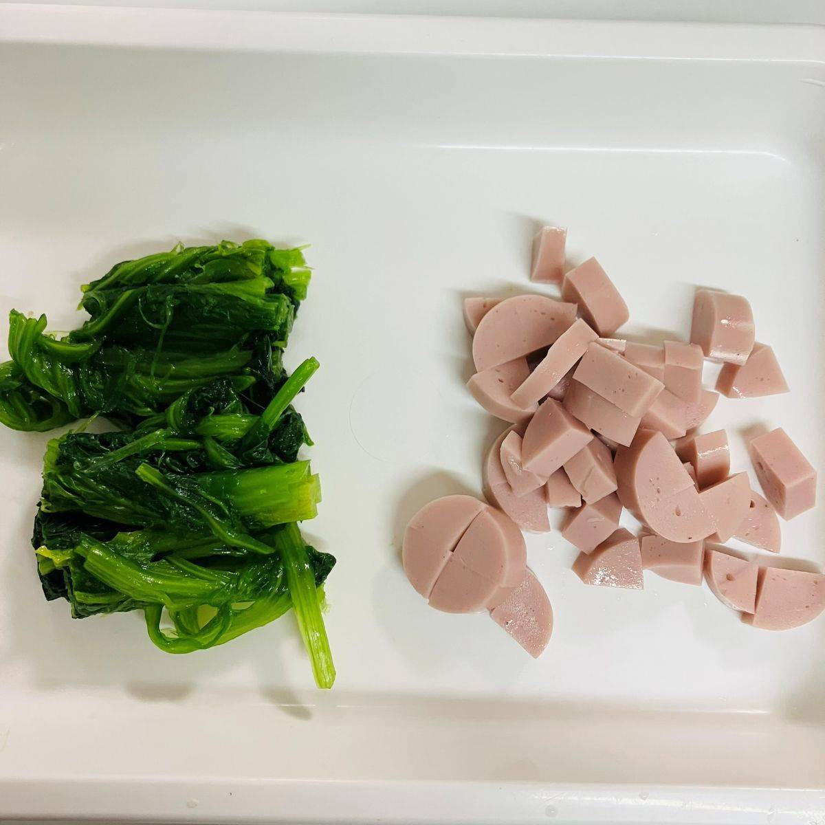 ニッスイ公式の「おさかなのソーセージとほうれん草のココット」のレシピ