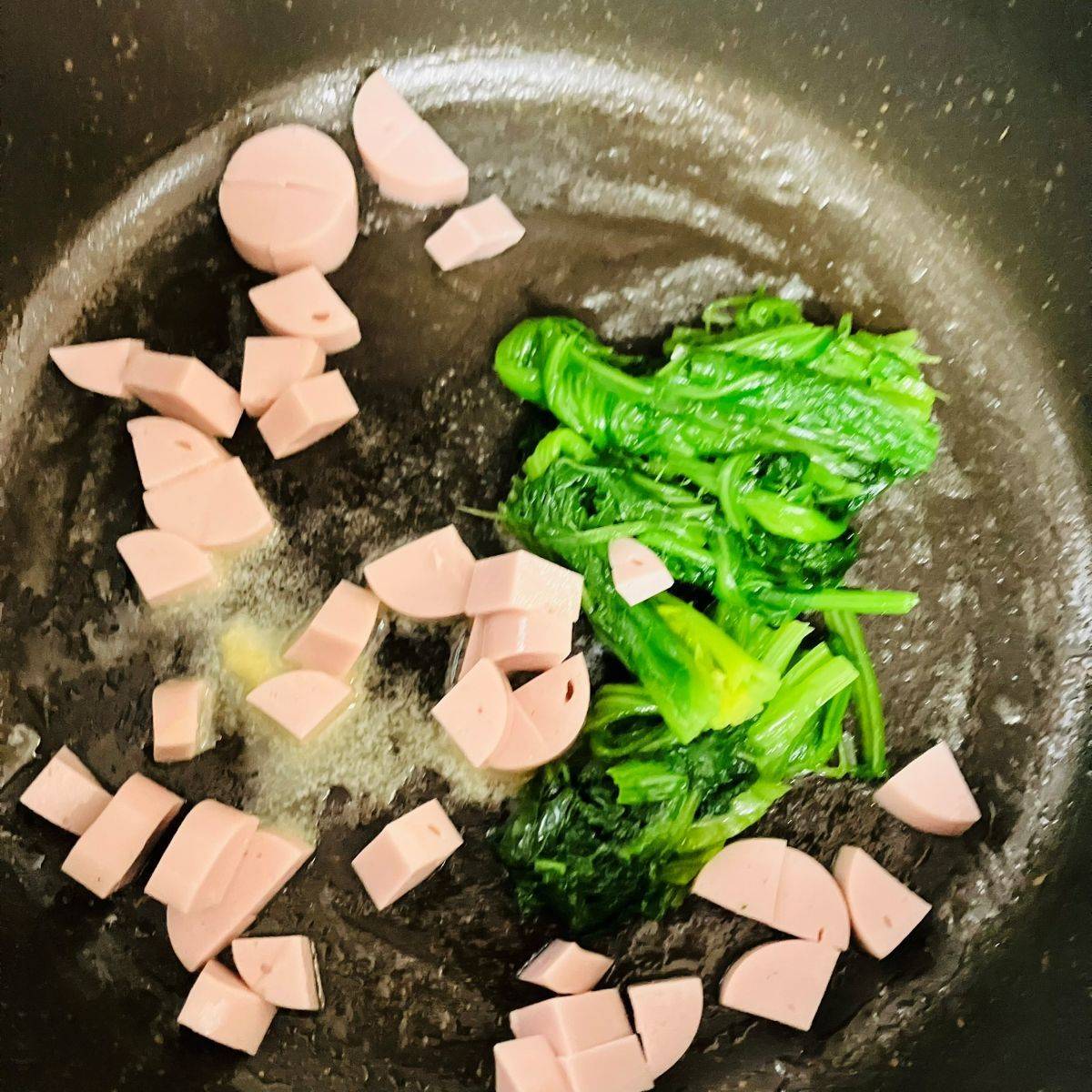 ニッスイ公式の「おさかなのソーセージとほうれん草のココット」のレシピ