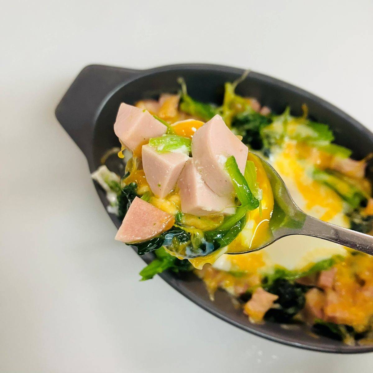 ニッスイ公式の「おさかなのソーセージとほうれん草のココット」のレシピ