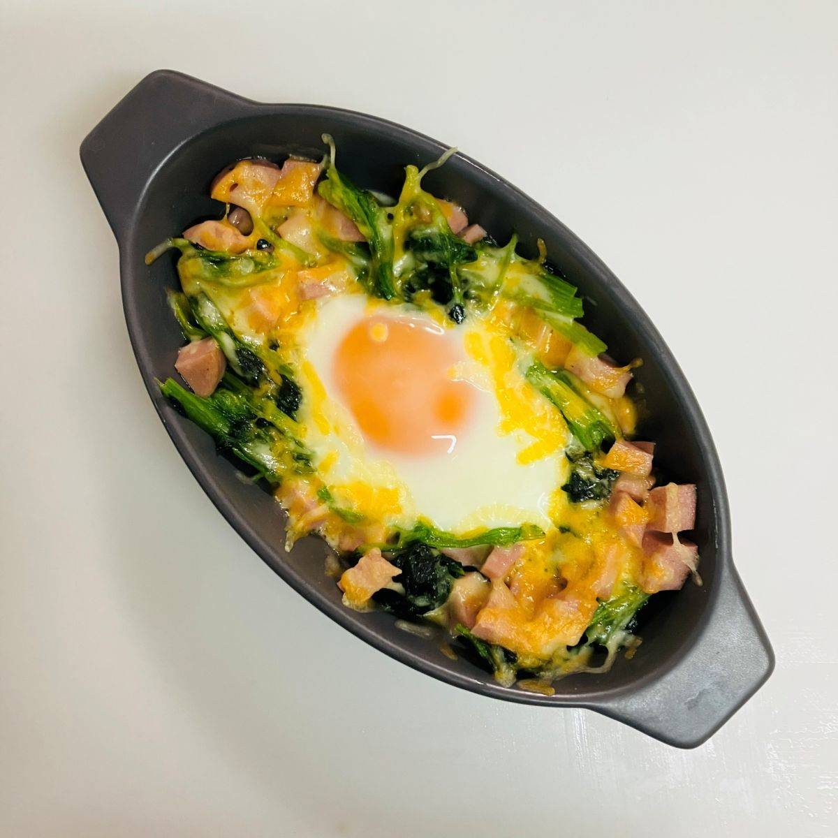 ニッスイ公式の「おさかなのソーセージとほうれん草のココット」のレシピ