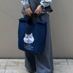 さりげない個性が光る。持つだけでこなれる“アニマル刺繍”のメッシュトートバッグ