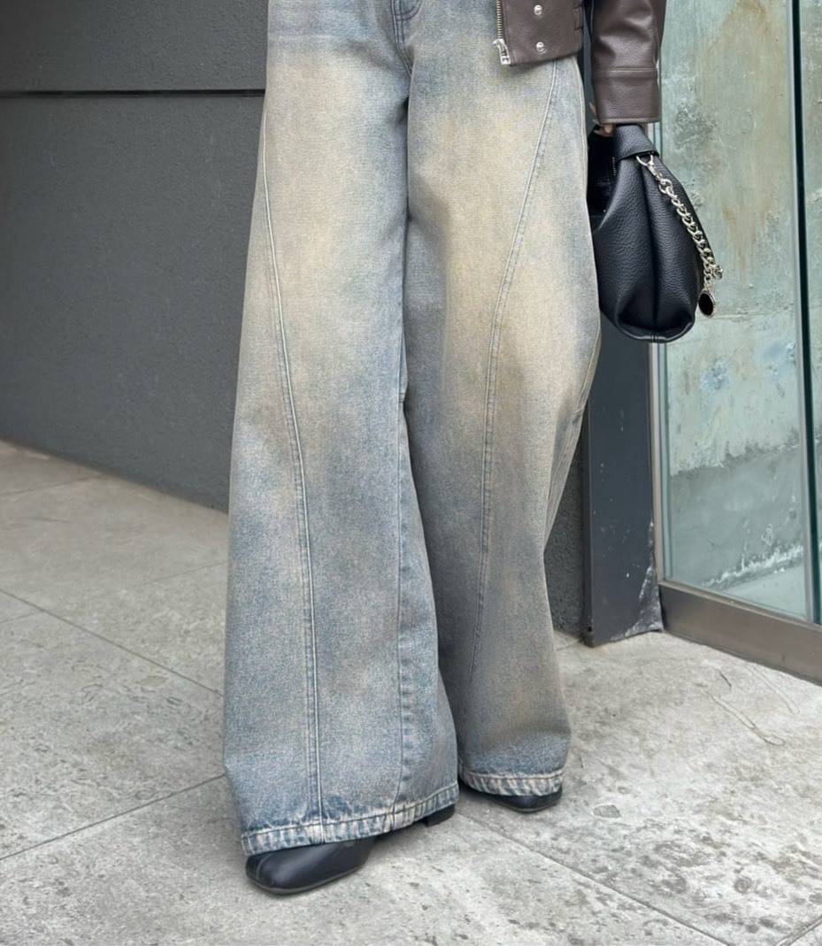 切り替えデザインのワイドデニムパンツ