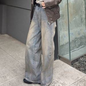 立体デザインで脚のラインを美しく。シンプルが一気に洒落る「切り替えワイドデニム」