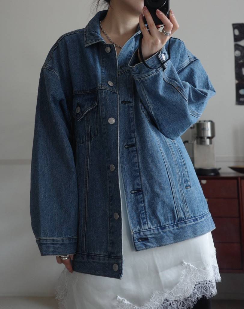オーバーサイズのデニムジャケット
