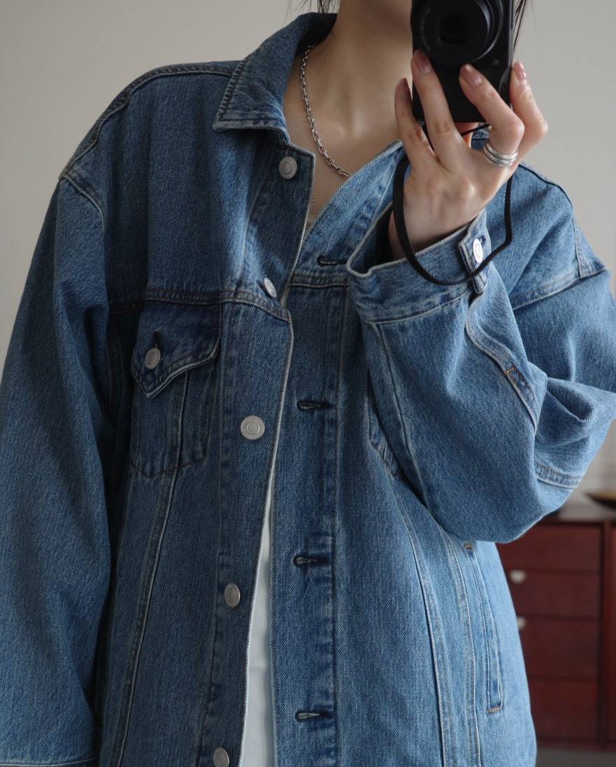 オーバーサイズのデニムジャケット