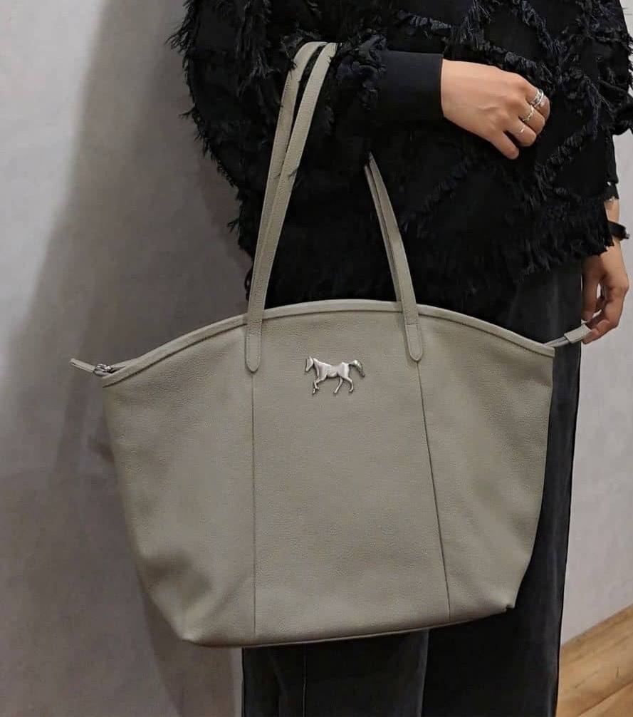ホースチャームをあしらったトートバッグ