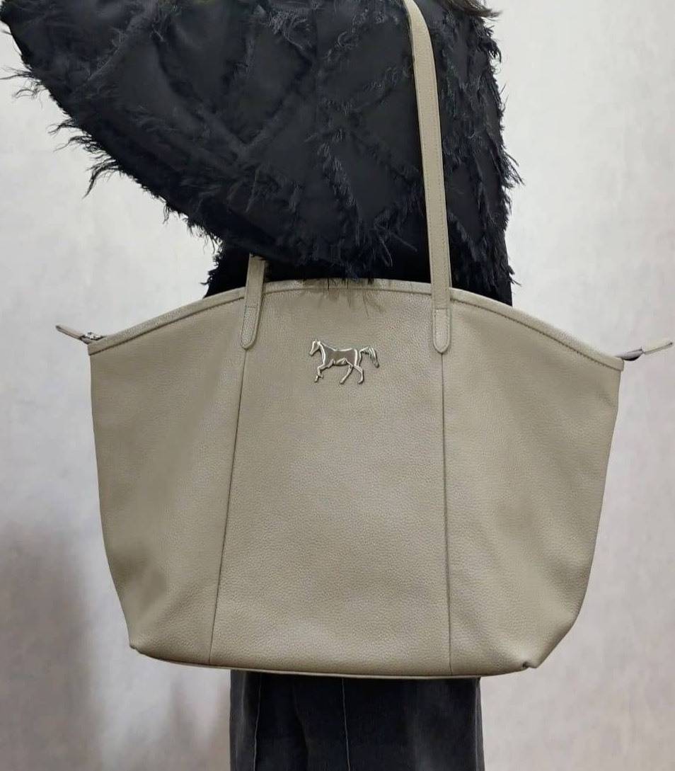 ホースチャームをあしらったトートバッグ
