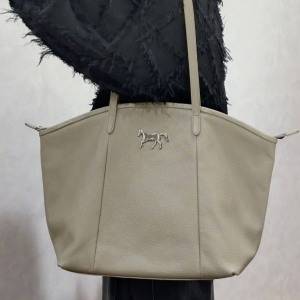 ただのトートに飽きたら。遊びゴコロ満載“ホースチャーム”付きバッグがおすすめ